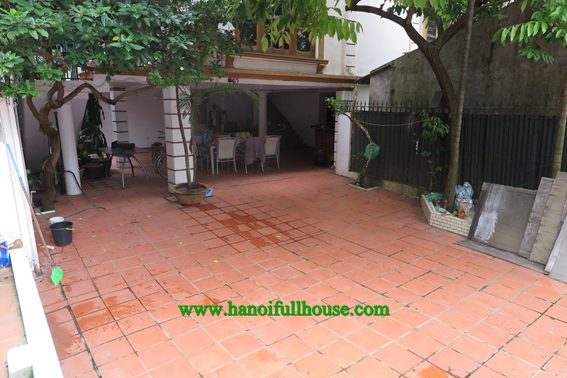 A villa with yard & garden and swimming pool in Xuan Dieu street for rent.